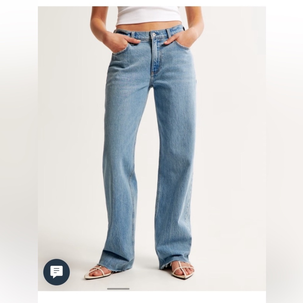 Like New Abercrombie and Fitch Baggy Low Rise Medium Wash Jeans Women's 29 / 8